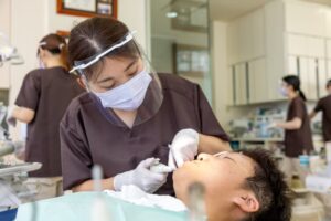 歯科医院で治療を受ける様子