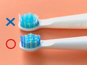 新しい歯ブラシと毛先が広がった歯ブラシ