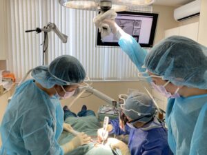 歯科医師がインプラント治療をしている様子